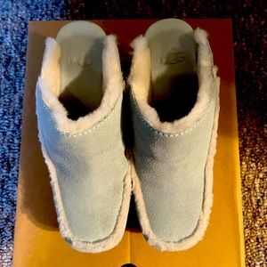 Very pretty light blue Aubriana Ugg clogs!